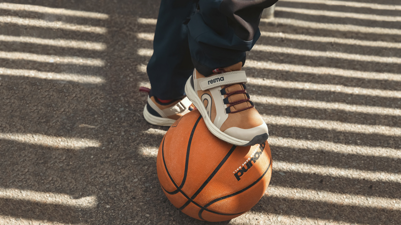 Дитячі кросівки та кеди